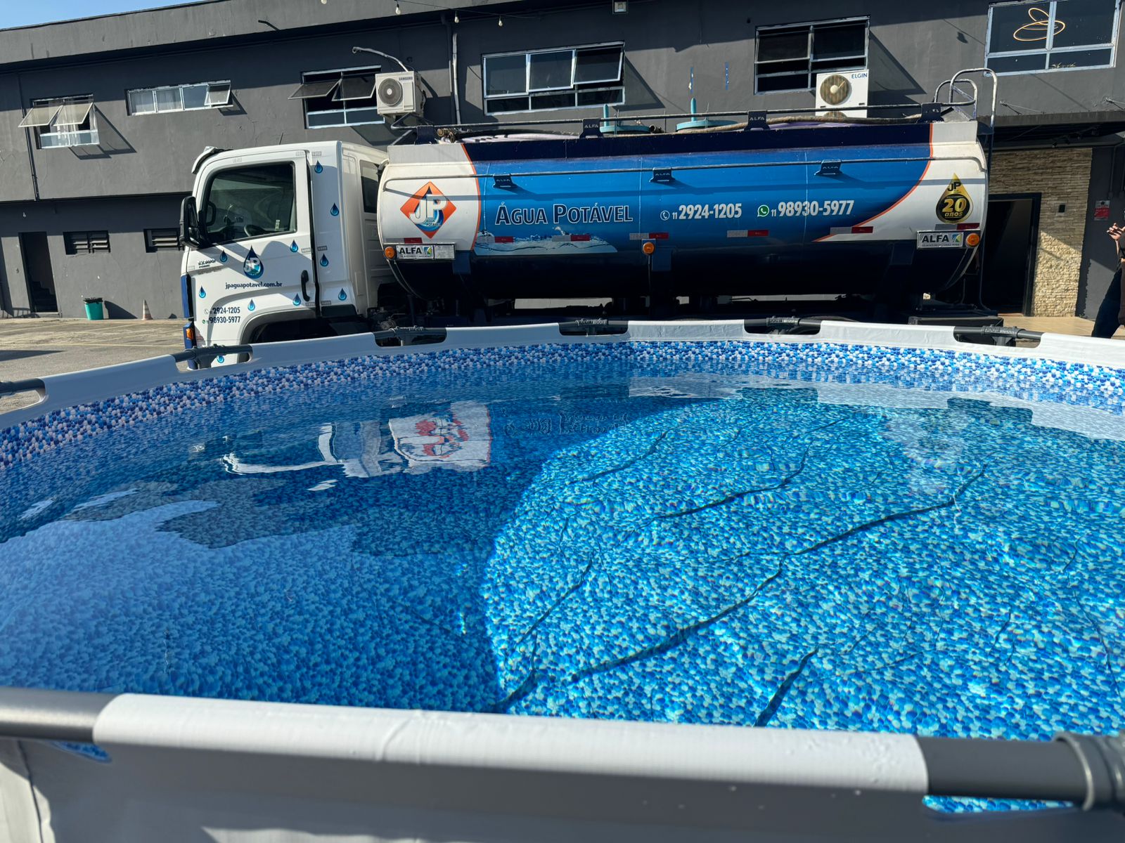 Caminhão de água para abastecimento de piscina em São Paulo