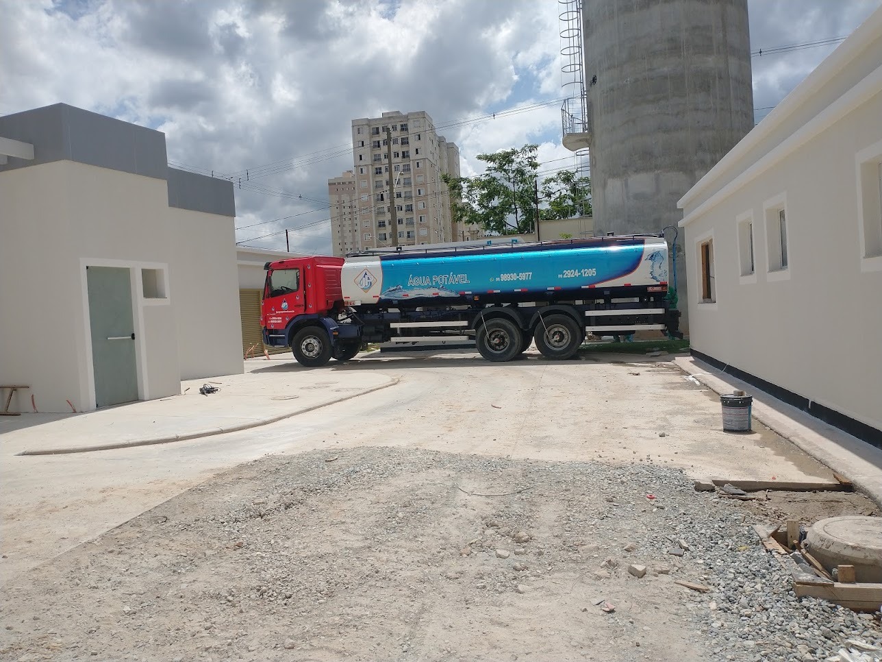 Caminhão pipa para obras