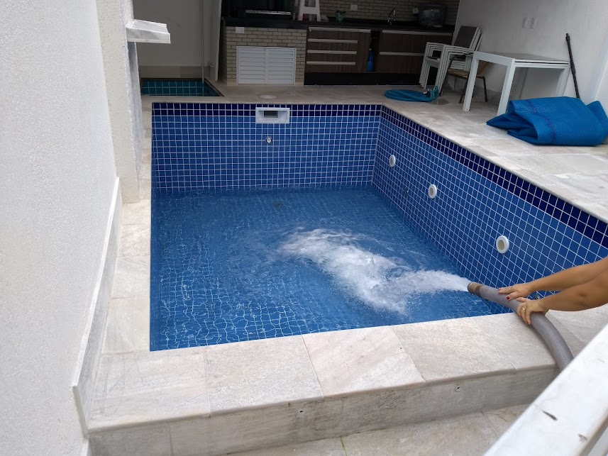Fornecimento de Água para Piscinas: Caminhão-Pipa ou Rede Pública, Qual é Mais Barato?